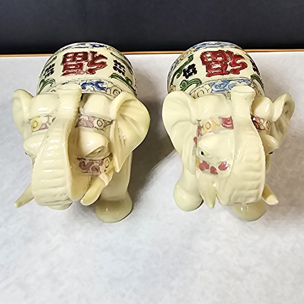 💥 SOLD 💥 Intricate Cream Elephant Figurines with Colorful Patterns - Picture 7 of 12